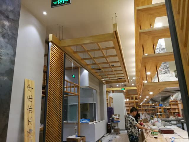 新中式餐饮空间木格吊顶与格栅隔断施工工程案例
