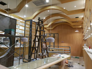 餐饮空间弧形木格吊顶和立面格栅施工过程