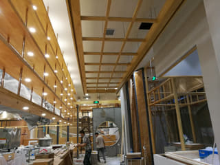 餐厅大厅木格吊顶、灯带和通道格栅整体效果