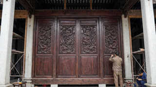 古建雕花门板与龙纹木雕现场安装画面