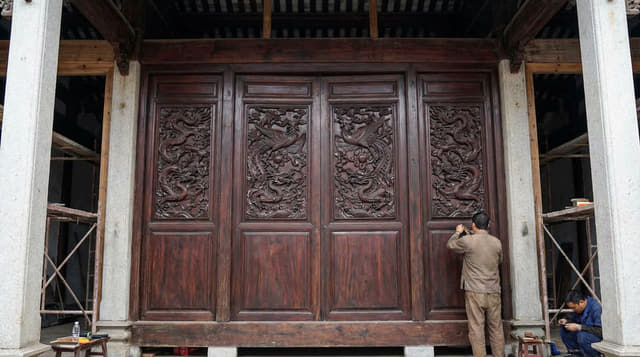 古建雕花门板与龙纹木雕现场安装画面背景氛围图