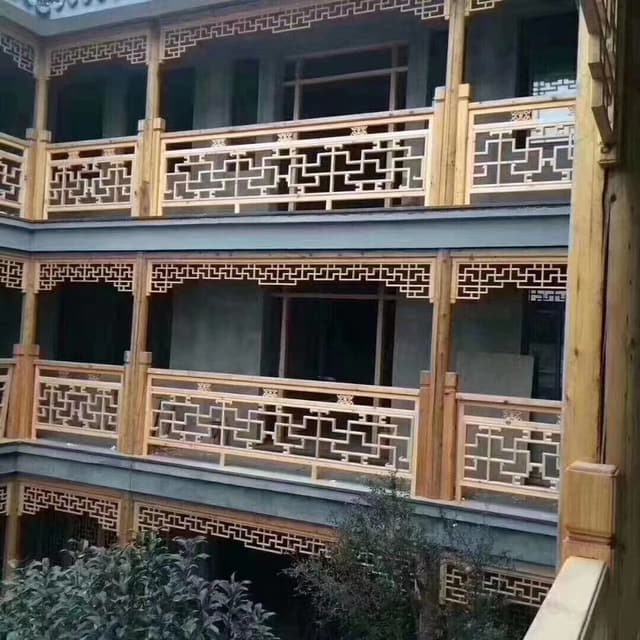 传统院落二层回纹栏杆与檐下花格外立面背景氛围图