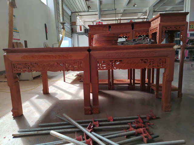红木案台条几在车间组装校正现场背景氛围图