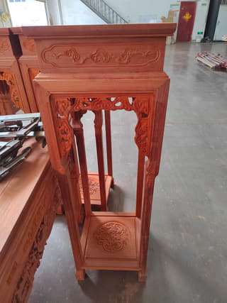 红木花架侧面雕花与立柱结构细节