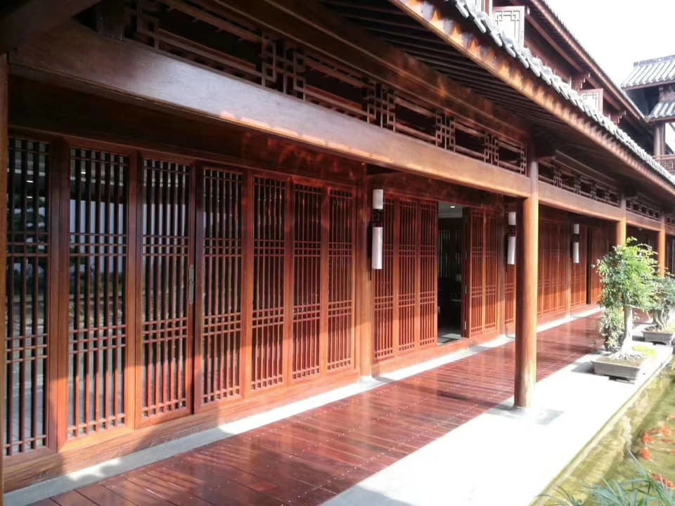 古建长廊朱漆格扇门窗与檐下木作安装效果