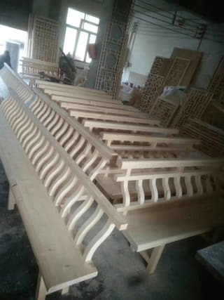 古建木栏杆半成品在车间排布待安装