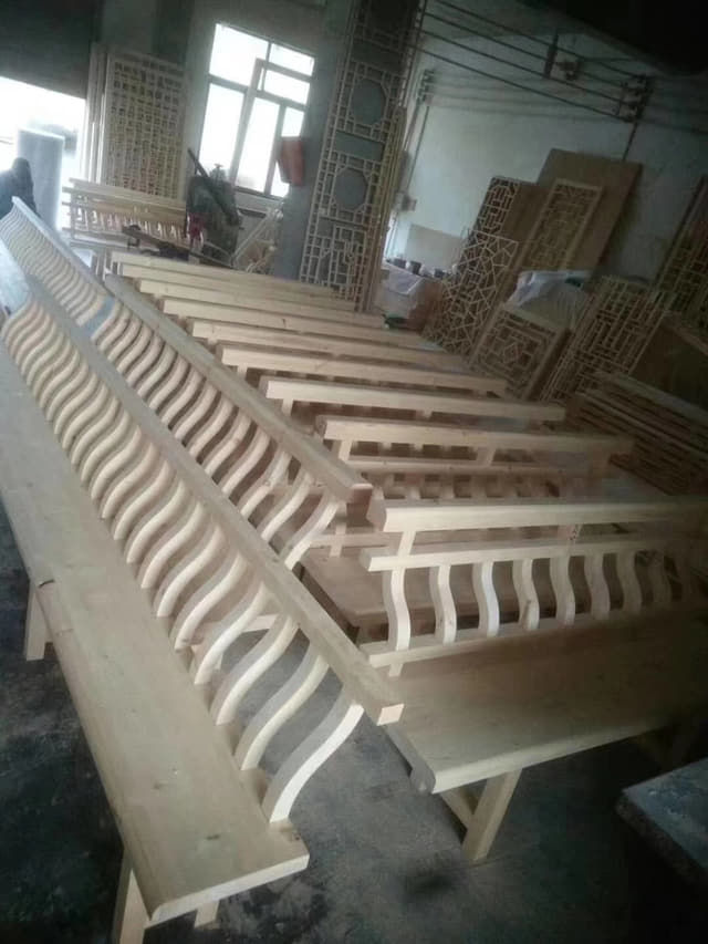 古建木栏杆半成品在车间排布待安装背景氛围图
