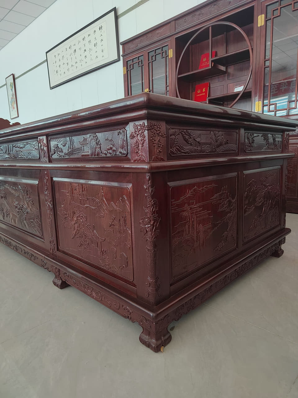 山水浮雕博古展示柜局部实拍