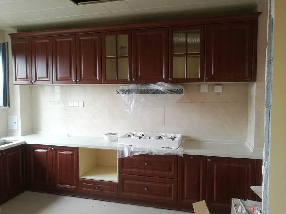 红木色整体橱柜安装实拍