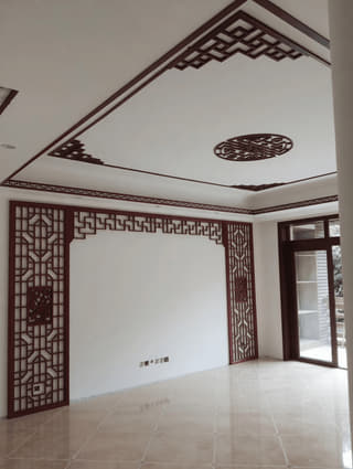 中式门庭边框花格与吊顶实景