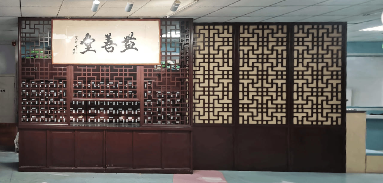 花格背景墙右侧连续纹样与左侧较疏格栅形成对照，适合观察疏密关系