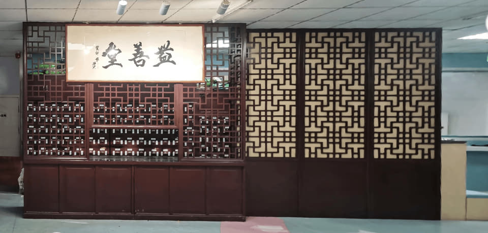 展示柜一体花格背景墙实景