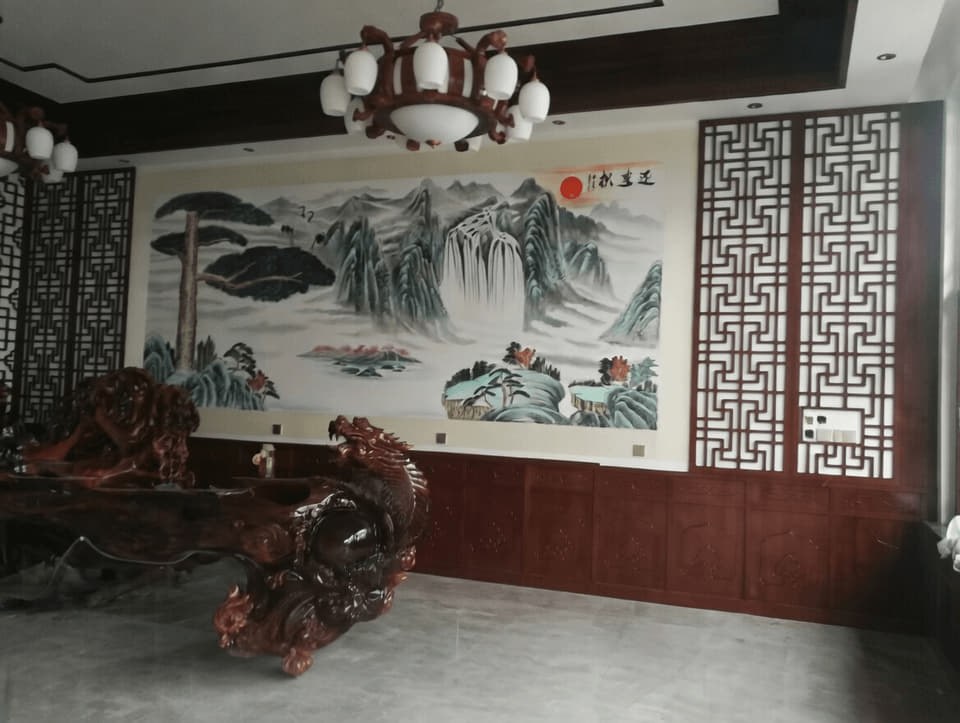 山水背景侧框花格客厅实景