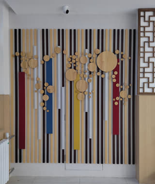 彩条圆片装饰格栅墙实景