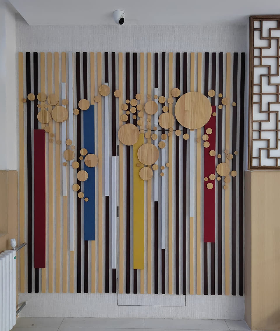 彩条圆片装饰格栅墙实景