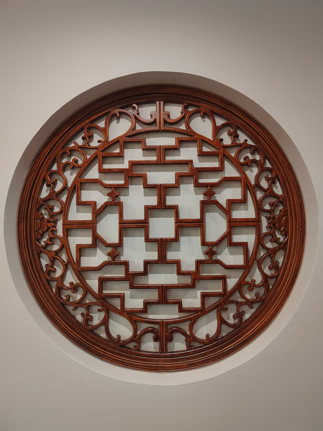 圆形回纹挂件花格墙面实景