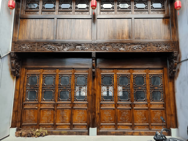 中式雕花门楼对开门实景