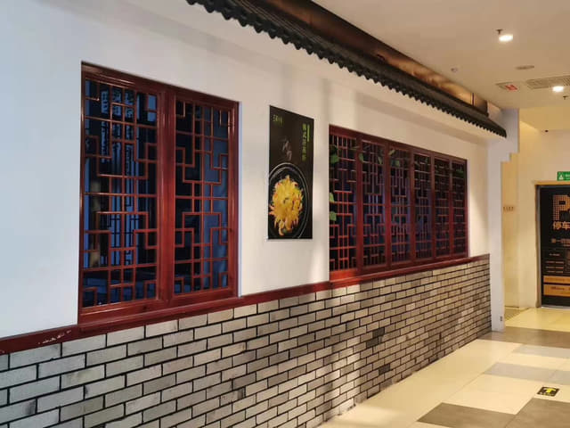 中式连排朱漆花窗走廊实景