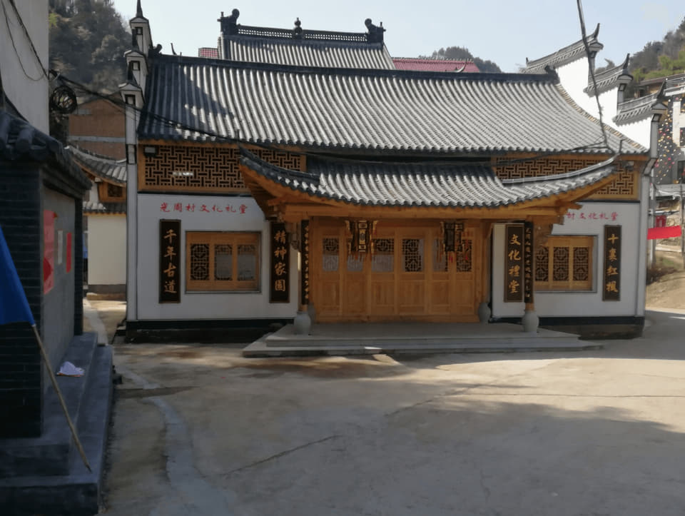 中式礼堂门楼与花窗立面实景