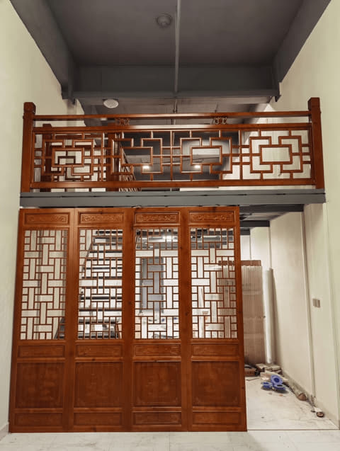 中式夹层格栅隔断门与栏杆实景