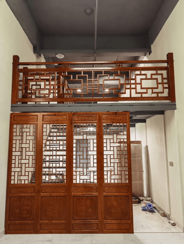 中式夹层格栅隔断门与栏杆实景