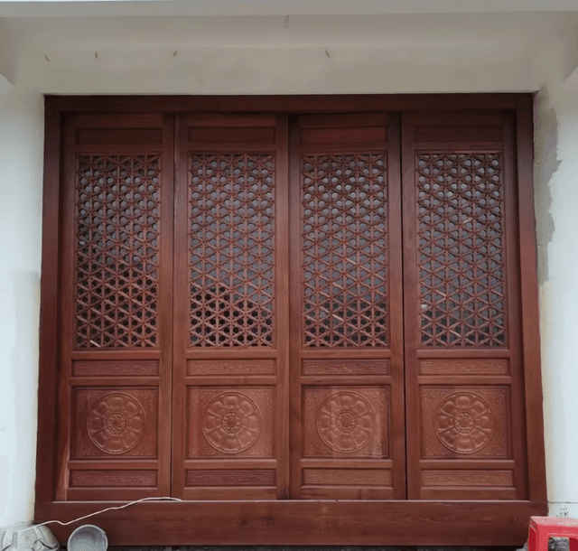 四扇花格浮雕门窗组合实拍