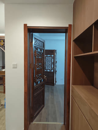 室内雕花单开门安装实拍