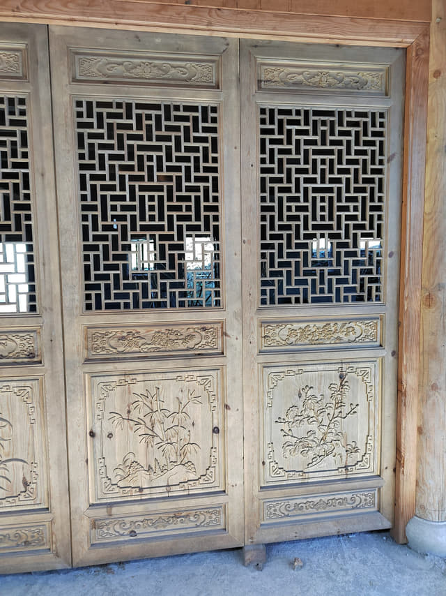 花鸟浮雕花窗门板局部实拍