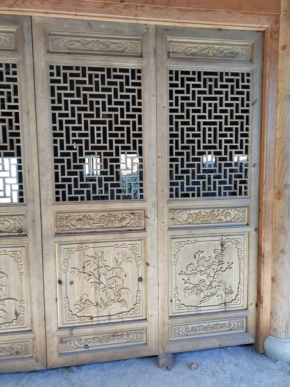 花鸟浮雕花窗门板局部实拍