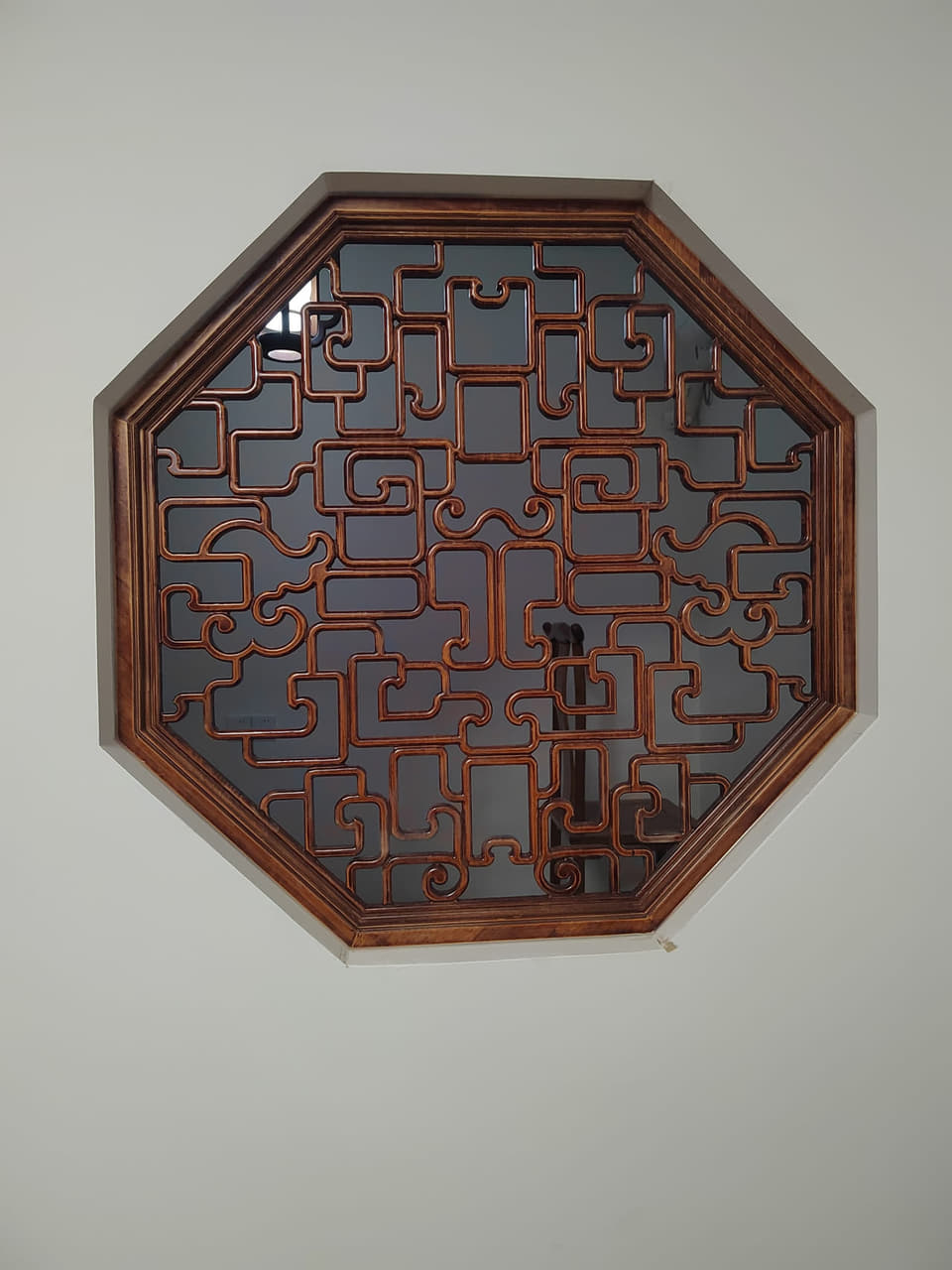 八角回纹花格窗墙面装饰实拍