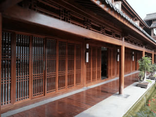 中式回廊实木格栅门窗立面实景