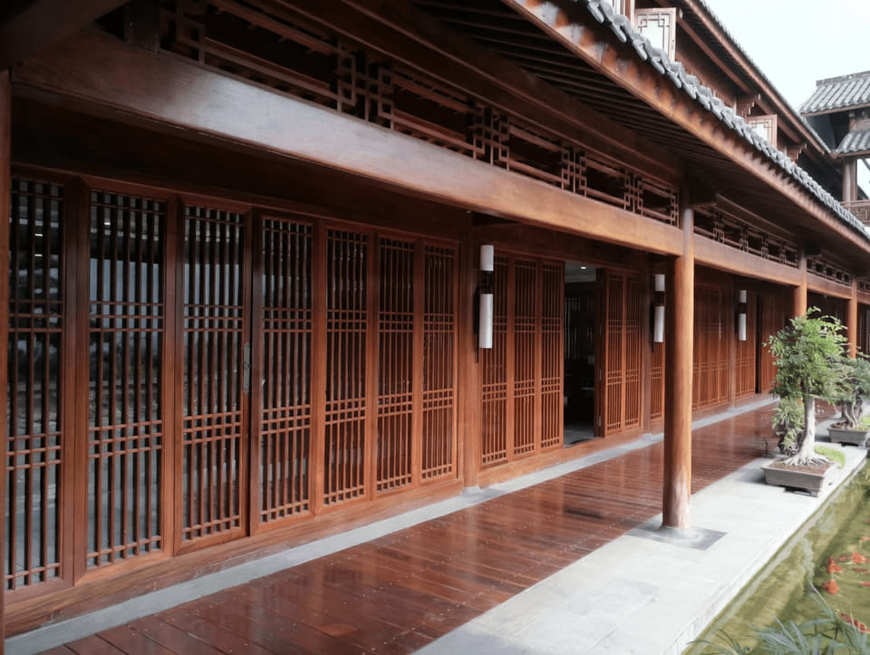 中式回廊实木格栅门窗立面实景