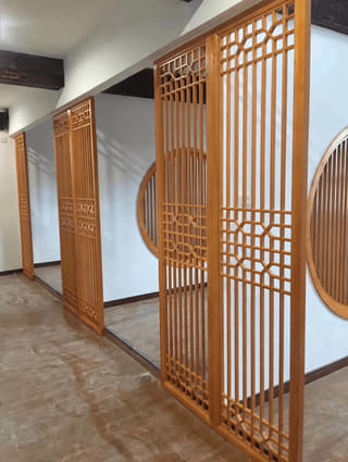 原木立式格栅隔断实拍