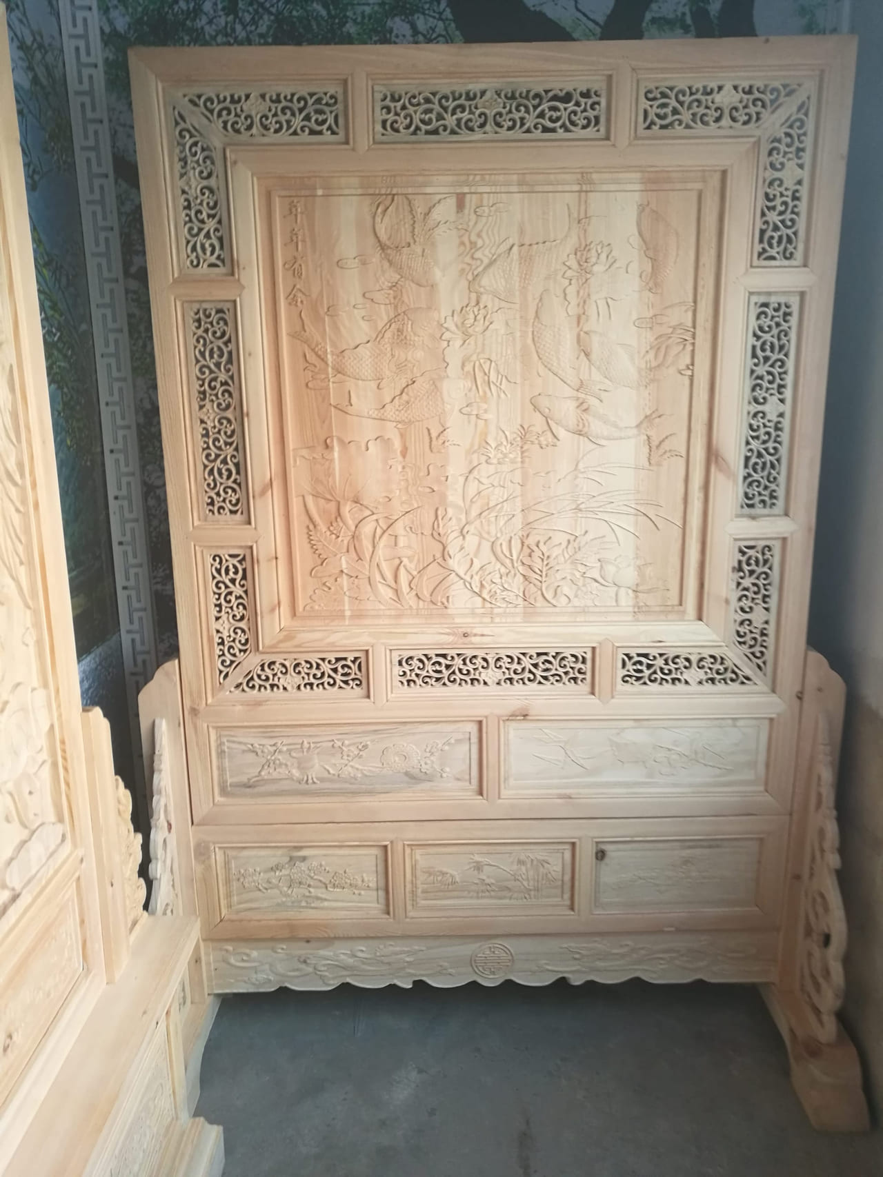 鲤鱼莲花浮雕落地座屏展示图