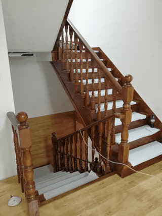 家装双跑楼梯扶手实景