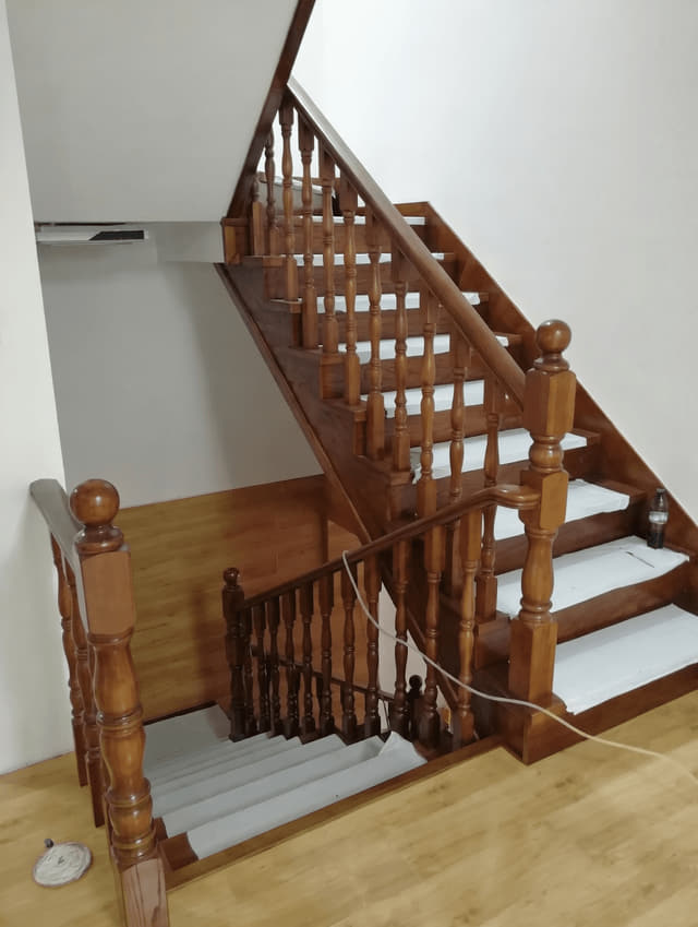 家装双跑楼梯扶手实景