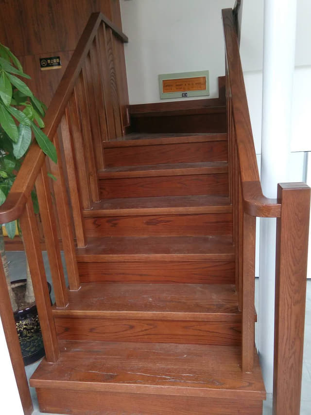 实木直跑楼梯扶手实景