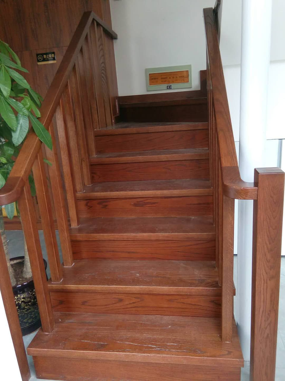实木直跑楼梯扶手实景