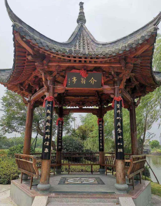 中式亭台匾额与楹联组合实景