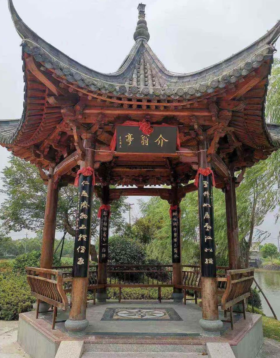 中式亭台匾额与楹联组合实景